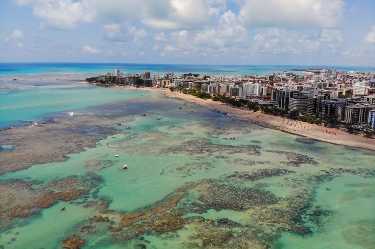 Imagem aérea de praia em Maceió