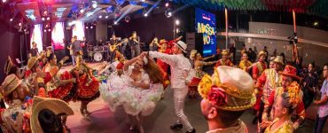 pessoas se divertindo em um são joão.