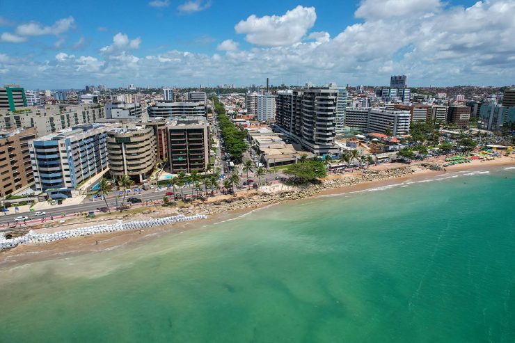 praia com cidade no fundo