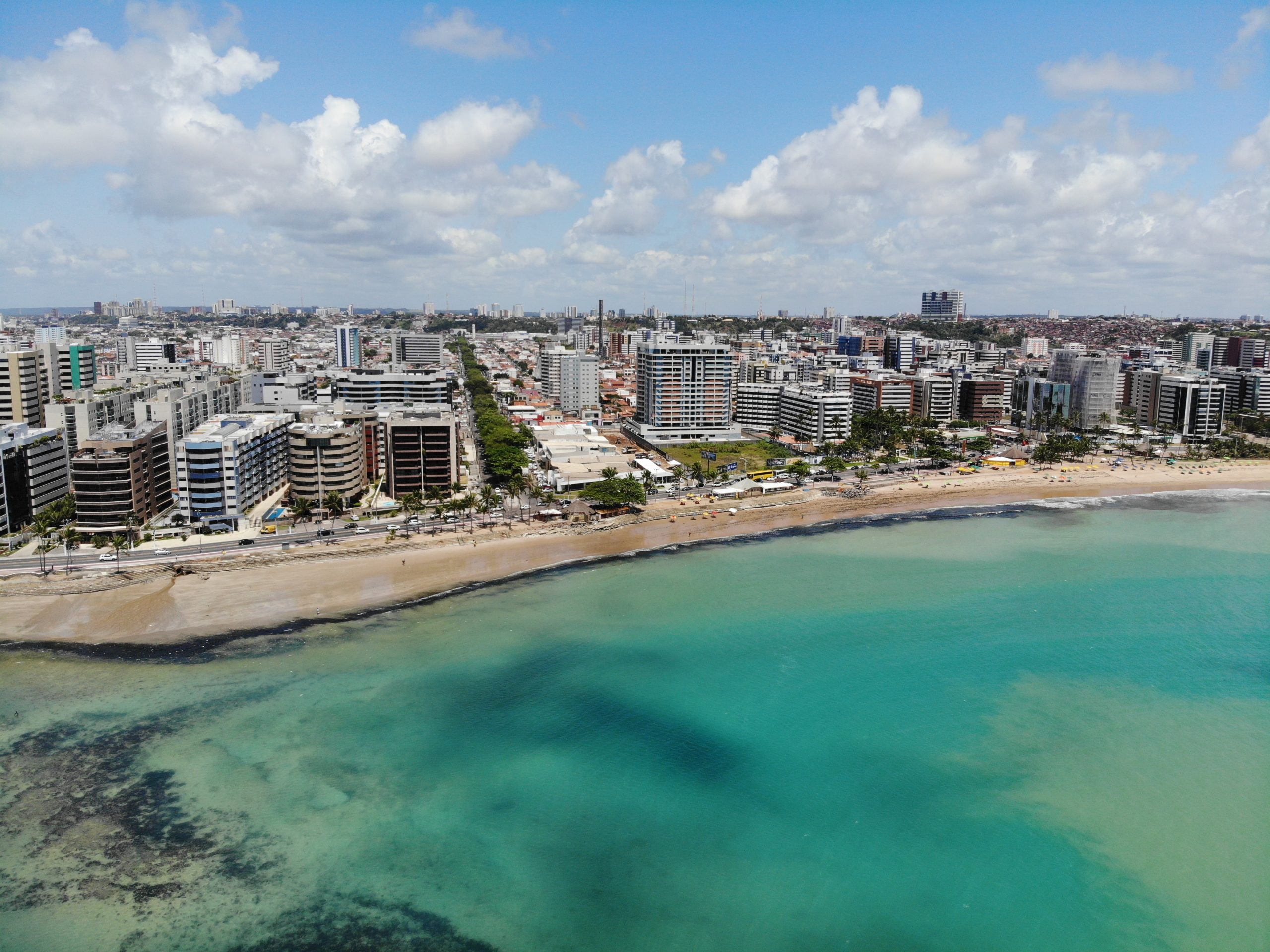 praia com cidade ao fundo
