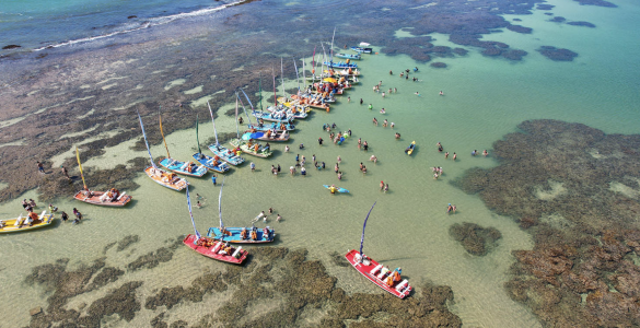 barcos ancorados em piscina natural