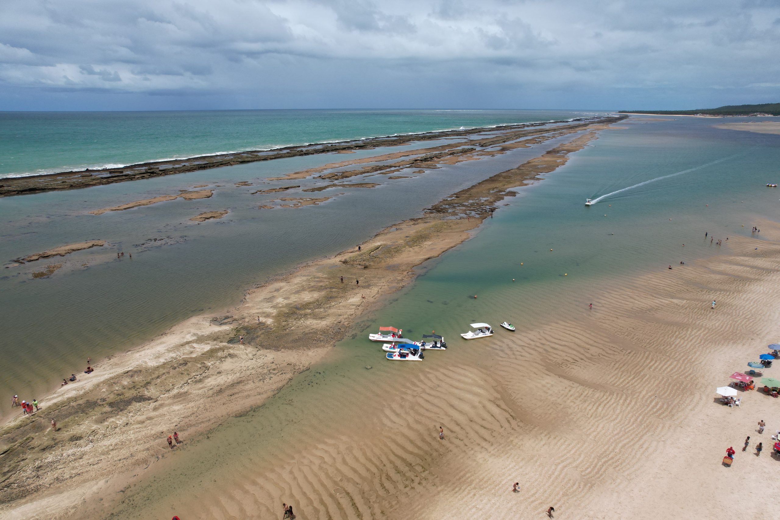praia com barcos