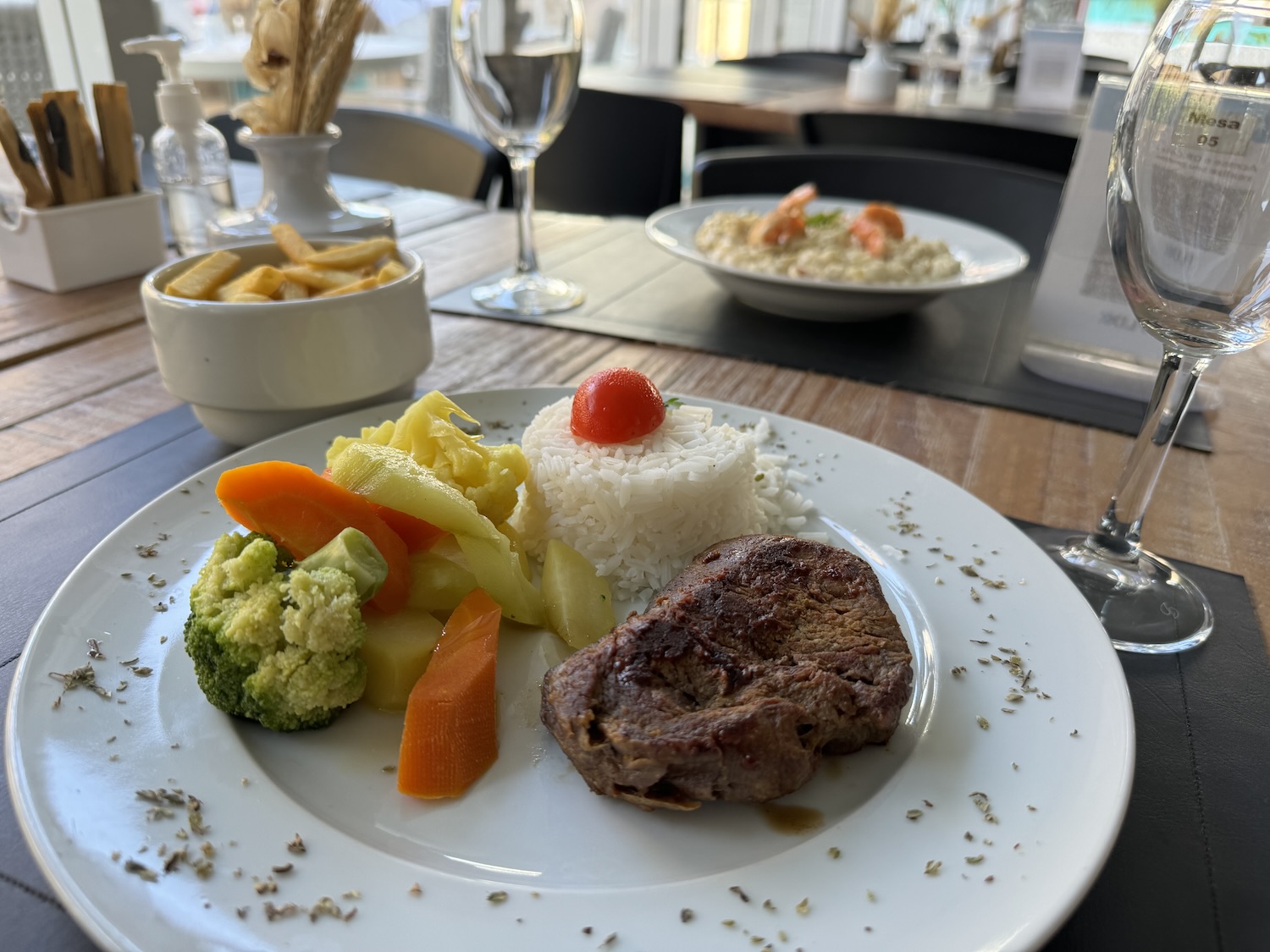 prato com carne, arroz e legumes salteados