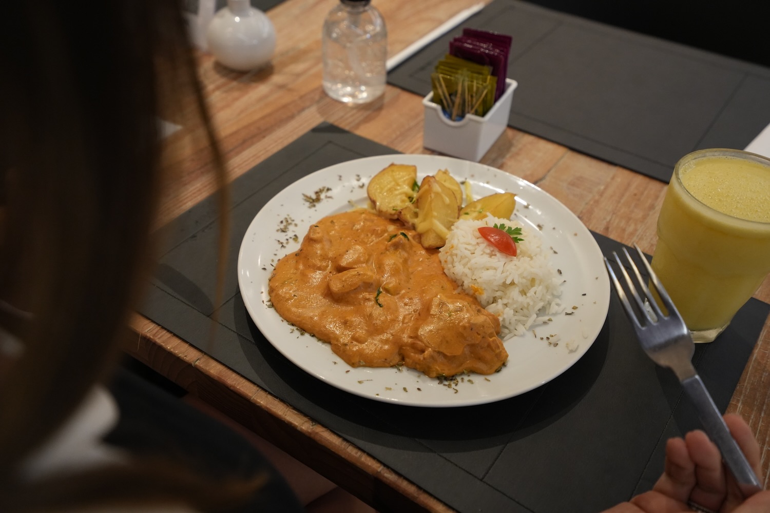 prato com arroz, molho e batatas