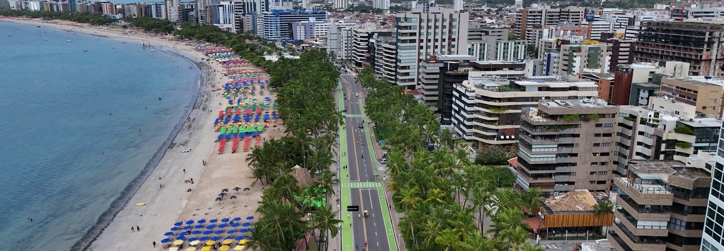 Passeio de bicicleta pela orla de Maceió