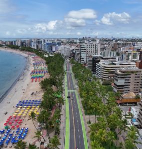 Passeio de bicicleta pela orla de Maceió