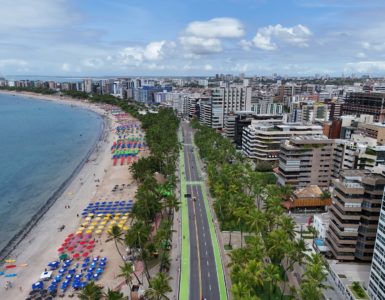 Passeio de bicicleta pela orla de Maceió
