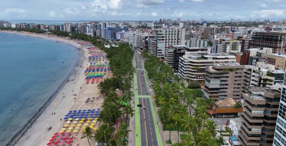 Passeio de bicicleta pela orla de Maceió
