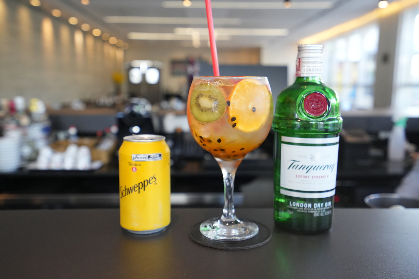 Drink na piscina do Flix.