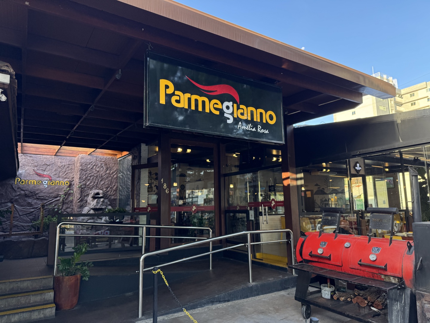 Fachada do Parmegiano.