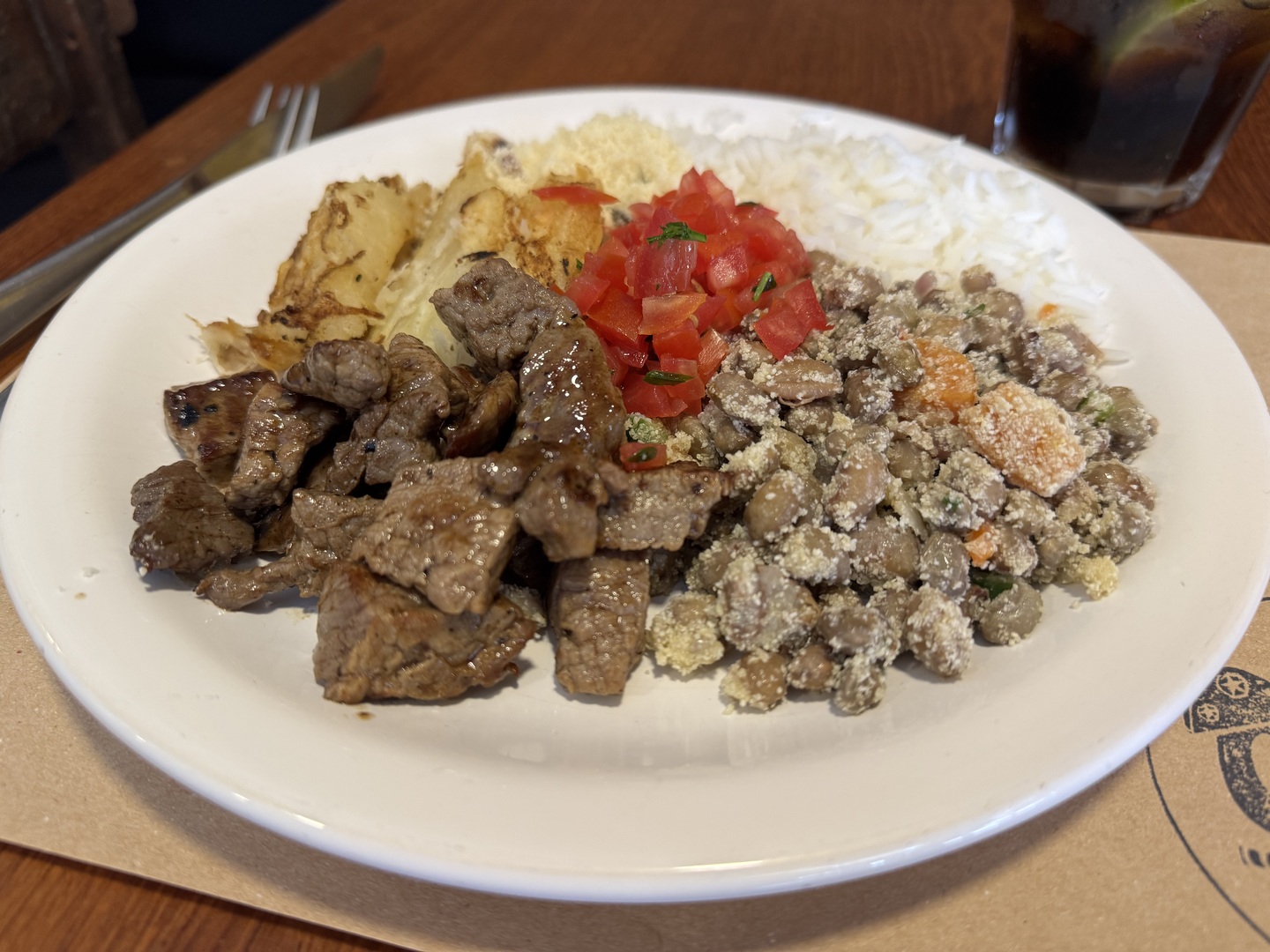 Prato típico de Maceió com carne, feijão e salada.