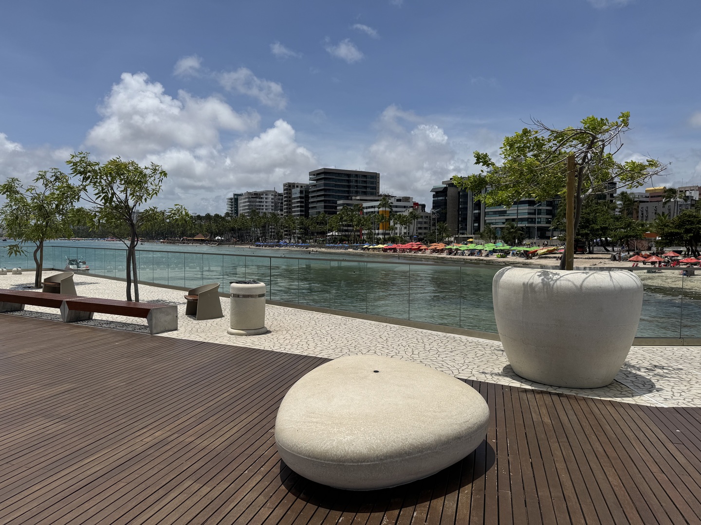 Banquinhos para apreciar o visual do Marco dos Corais.