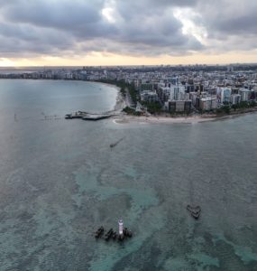 praias de Maceió na maré alta
