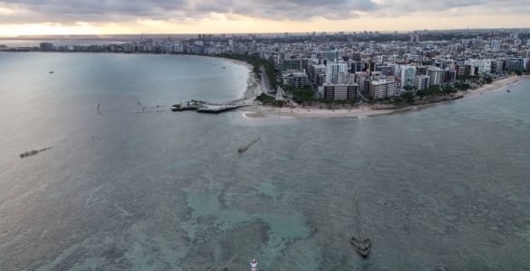 praias de Maceió na maré alta