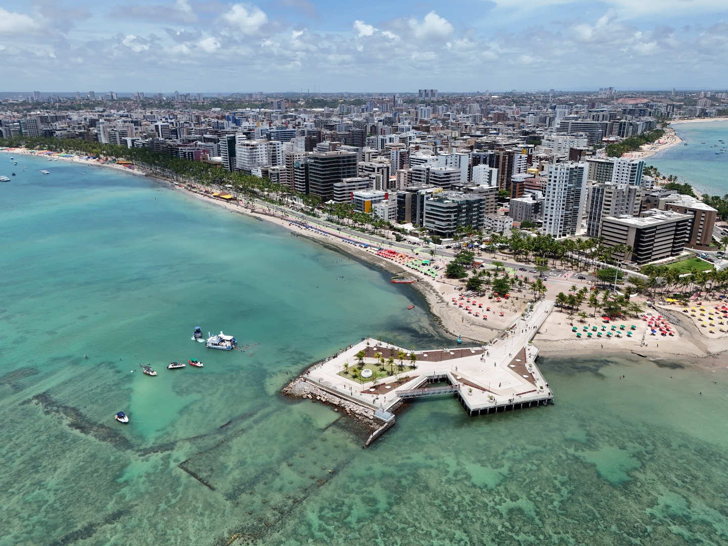 Vista aérea da orla de Maceió.
